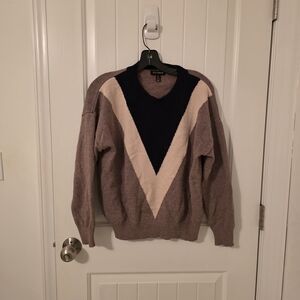 QED London V-Neck Sweater in Navy and Beige